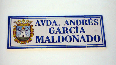 Detalle de la placa con la nueva denominación