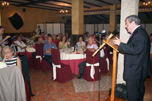  Andrés se dirige a los amigos que le acompañaban 