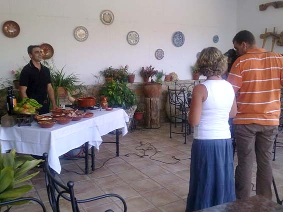  La gastronomía como recurso turístico. En la imagen grabación en el restaurante asador El Pato Loco 