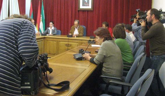 Numerosos medios de comunicación en el pleno municipal con motivo de este acontecimiento Numerosos medios de comunicación en el pleno municipal con motivo de este acontecimiento