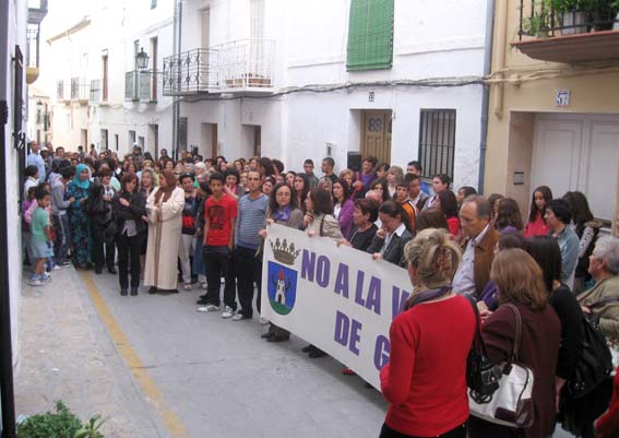  En la puerta de la víctima muchos no pudieron contener la emoción 