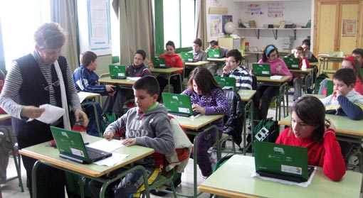  Alumnos del CEIP Nazaríes Armilla trabajan con sus portátiles 