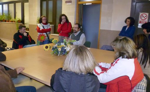  El director del CEIP Clara Campoamor explica a los padres el voto por correo en la elecciones para los Consejos Escolares 