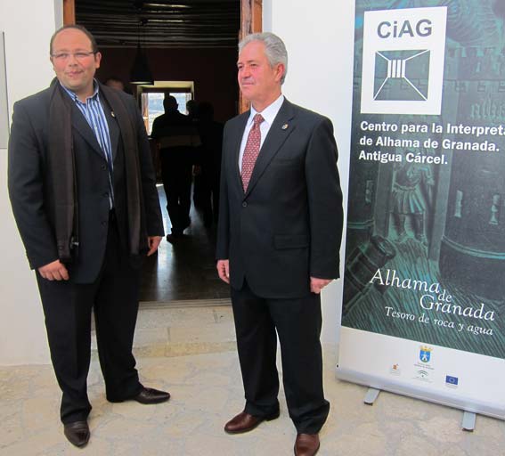El alcalde, junto al concejal de Cultura, dieron la bienvenida a los asistentes al acto inaugural El alcalde, junto al concejal de Cultura, dieron la bienvenida a los asistentes al acto inaugural