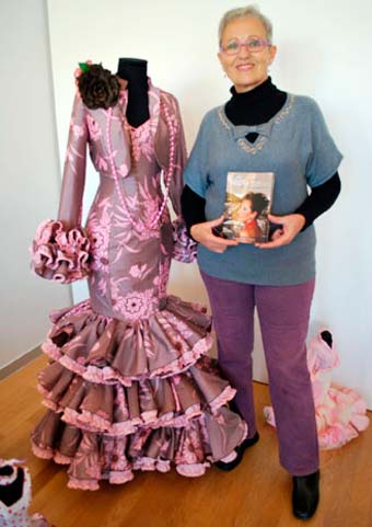 La cantautora Inmaculada Rejón, junto a uno de los trajes de Artesanía Adarbe La cantautora Inmaculada Rejón, junto a uno de los trajes de Artesanía Adarbe