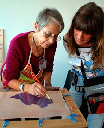Barbara Price cautivó con su arte para decorar seda Barbara Price cautivó con su arte para decorar seda