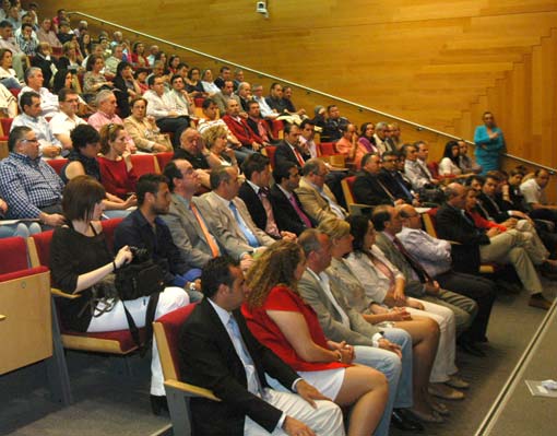 Vista parcial del salón de actos de la Diputación con los alcaldes y representantes municipales presentes Vista parcial del salón de actos de la Diputación con los alcaldes y representantes municipales presentes
