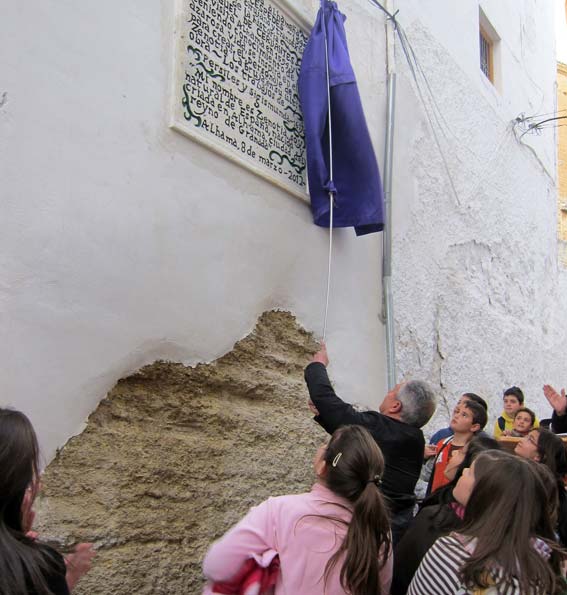 Momento en que el alcalde descubre la placa Momento en que el alcalde descubre la placa