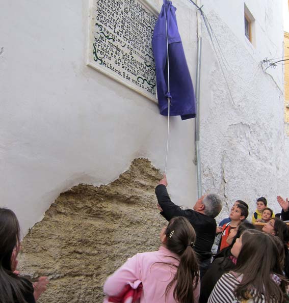  Momento en que el alcalde descubre la placa 