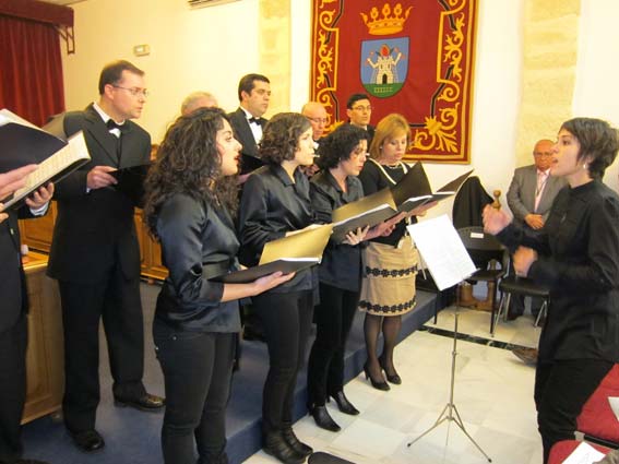 La actuación de la coral Ciudad de Alhama cerró el acto La actuación de la coral Ciudad de Alhama cerró el acto