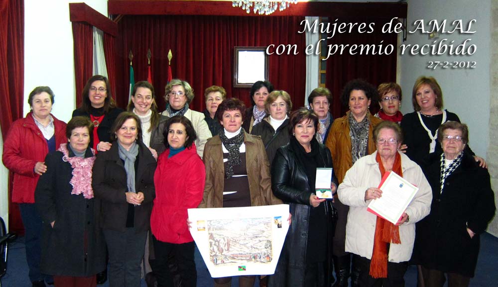  La mujeres de AMAL muestran su premio. PULSA PARA AMPLIAR 