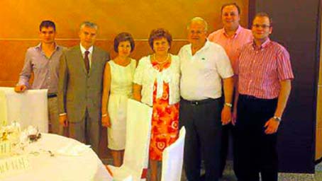 Rosi Castillo, acompañada de su familia, junto a su compañera, Ana Mª Martínez, también jubilada Rosi Castillo, acompañada de su familia, junto a su compañera, Ana Mª Martínez, también jubilada