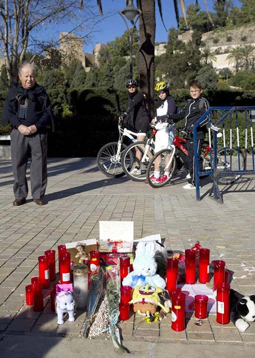 Varios objetos dejados por personas en el lugar donde murió un niño de 6 años atropellado por una carroza de la Cabalgata de los Reyes. Daniel Pérez (EFE) Varios objetos dejados por personas en el lugar donde murió un niño de 6 años atropellado por una carroza de la Cabalgata de los Reyes. Daniel Pérez (EFE)