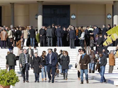 Familiares, amigos y conocidos de la víctima, en Parcemasa. / Punto Press Familiares, amigos y conocidos de la víctima, en Parcemasa. / Punto Press