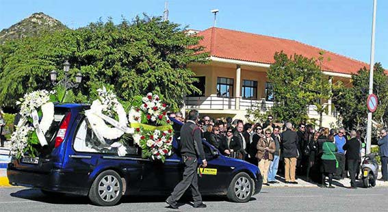 Familiares y amigos acompañaron el féretro del menor, que fue inhumado ayer en el Parque Cementerio de Málaga. : ÁLVARO CABRERA Familiares y amigos acompañaron el féretro del menor, que fue inhumado ayer en el Parque Cementerio de Málaga. : ÁLVARO CABRERA