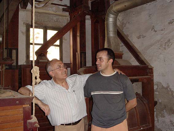 Una foto especialmente entrañable, Juan Castro con su hijo José Jesús en la fábrica