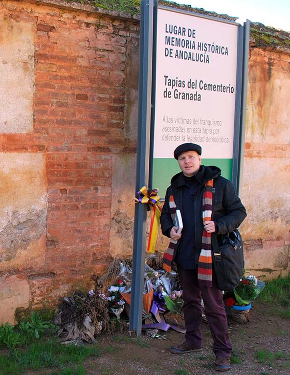 Enrique Tudela, en la tapia del cementerio de Granada, que forma parte de la Memoria Histórica
