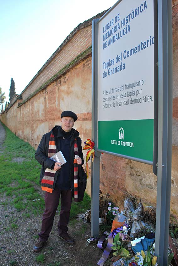 Enrique Tudela, en la tapia del cementerio de Granada, flores pra el recuerdo y contra la intolerancia Enrique Tudela, en la tapia del cementerio de Granada, flores pra el recuerdo y contra la intolerancia