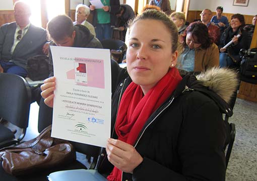 Ámala Fernández con el diploma de la jornada