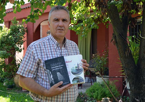 Salvador Raya con las dos revistas publicadas hasta ahora