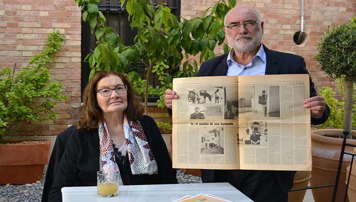 Antonina Rodrigo y José A. Ramos, alcalde de Alpujarra de la Sierra,  muestra las páginas interiores del especial dedicado a Gerald Brenan