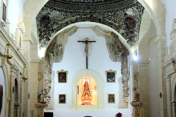 Detalle del altar mayor en cuya cúpula está la inscripción Detalle del altar mayor en cuya cúpula está la inscripción