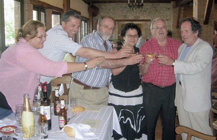 Amigos del periodista en un brindis por su reconocimiento a nivel andaluz