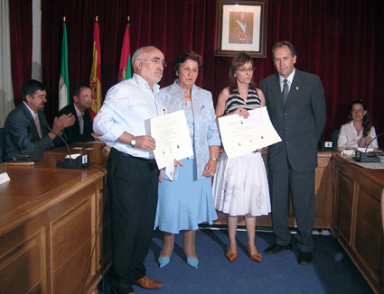 Mónica Jiménez y Antonio Arenas tras recoger el galardón de manos del alcalde y viudad de José Luis de Mena Mónica Jiménez y Antonio Arenas tras recoger el galardón de manos del alcalde y viudad de José Luis de Mena