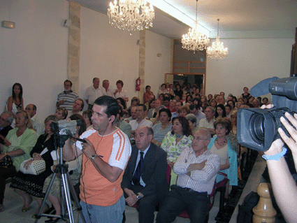 Cámaras y público, en el acto de entrega Cámaras y público, en el acto de entrega