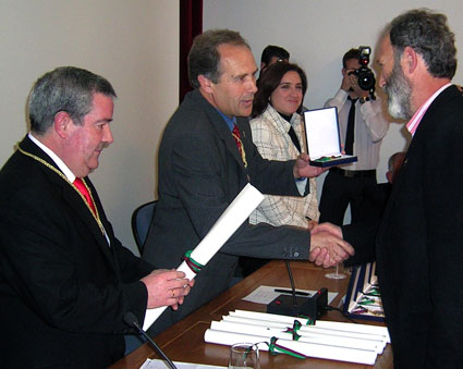 El alcalde de Alhama y el presidente le hacen entrega del galardon