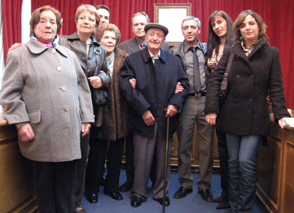  Paco rodeado de su familia tras recibir el reconocimiento 