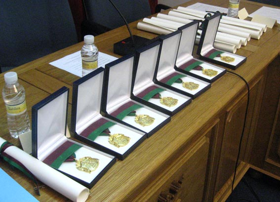  Medallas y credenciales para los premiados 