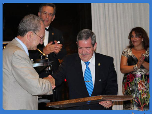 La peña malagueña de La Paz le entrega el nombramiento como Andaluz de Primera que recibió de manos del alcalde de Málaga, Francisco de la Torre 