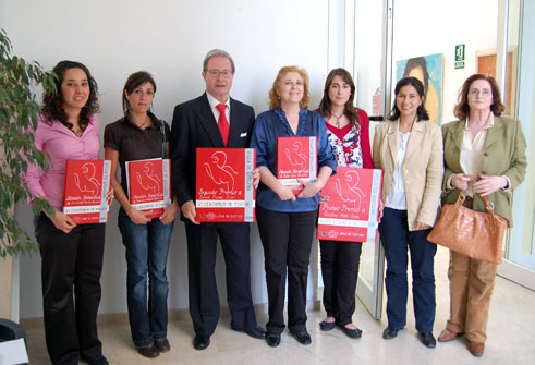 Cristina, (segunda por la derecha) posa con otros premiados en Guillena