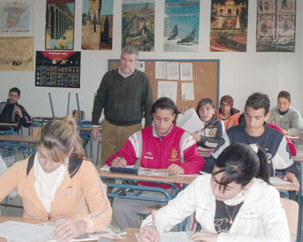 Teodoro en un aula del IES Al Fakar