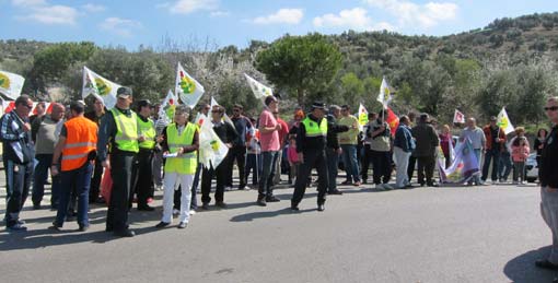  Policióa local y guardia civil dando paso a los vehículos 