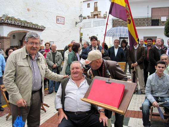  Tras la interpretación del Himno, Antonio Romero, felicita al maestro de música, José Pendón 