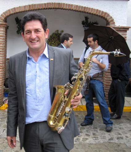  José Antonio Ponce, alcalde de El Borge, formó parte de los músicos que interpretaron el himno de la República 