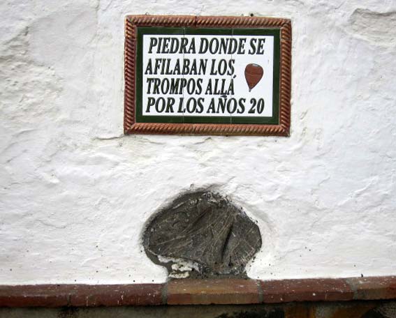  Finalizamos con una curisidad; la placa y la piedra que hay en la plaza de El Borge 