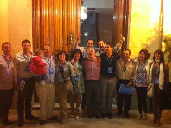  El PP celebra su victoria en la puerta del ayuntamiento que a partir del 11 de junio ocupará 