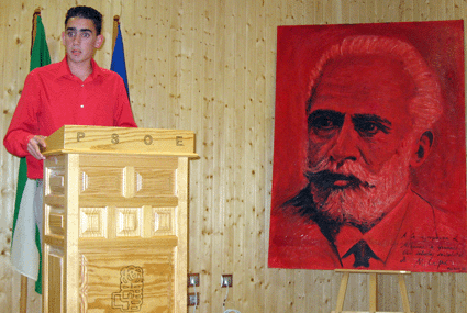 José Miguel Valderrama animó a la participación de los jóvenes, bajo la atenta miranda de los actuales dirigentes y de Pablo Iglesias José Miguel Valderrama animó a la participación de los jóvenes, bajo la atenta miranda de los actuales dirigentes y de Pablo Iglesias