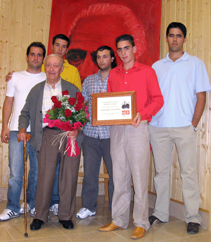 Miembros de la ejecutiva de las JJSS-A de Alhama con Paco Serrato