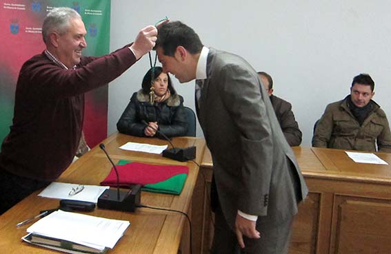 Momento en el que el alcalde de impone la medalla Momento en el que el alcalde de impone la medalla