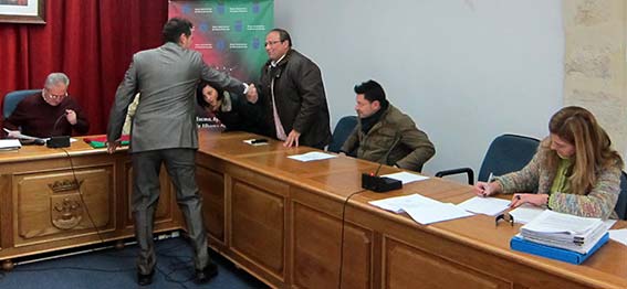 Saludo a los concejales de su partido Saludo a los concejales de su partido