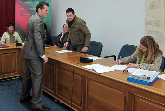 El nuevo concejal de dirige a su escaño El nuevo concejal de dirige a su escaño
