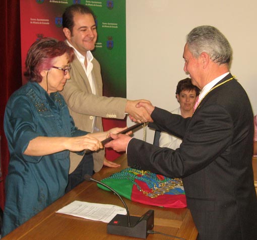 Una vez elegido alcalde se le entraga el Bastón de mando Una vez elegido alcalde se le entraga el Bastón de mando