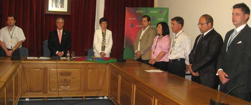Escuchando los himnos los concejales que forma ya el grupo de gobierno Escuchando los himnos los concejales que forma ya el grupo de gobierno