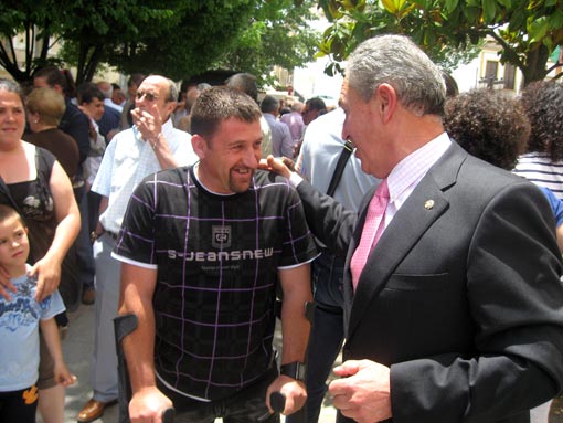  Pepe Molina seguía recibiendo felicitaciones de los ciudadanos en el refrigerio que se ofreció en el paseo  