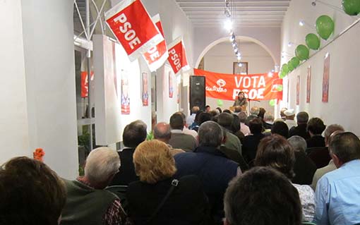 Momento del mitin en la galería del Patio del Carmen