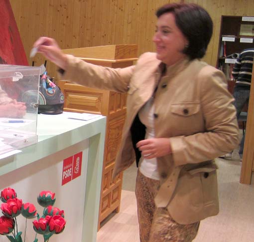 Sandra en el momento de votar la nueva Ejecutiva Local